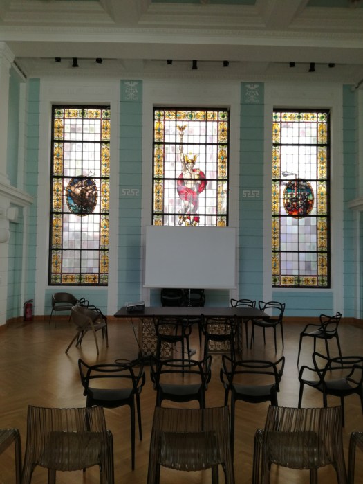 foto-3.-i-aithoysa-toy-prosfata-anakainismenoy-ktirioy-toy-evea-athenaeum-me-to-megalytero-kai-entyposiakotero-vitro-tis-polis