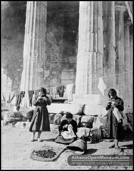 Γυναίκες πρόσφυγες στο ναό του Θησείου στα 1922