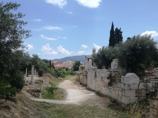 Η οδός των Τάφων με την οδό Πειραιώς πίσω