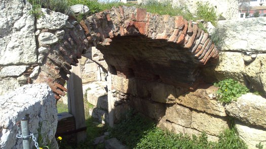 Μαρμάρινη καμάρα πάνω από την κοίτη του Ηριδανού