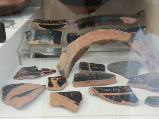 Όστρακα με εγχάρακτα ονόματα γνωστών Αθηναίων